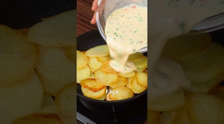 OMELETE COM BATATAS. #shorts #receita #almoço #jantar #omelete #receitasimples
